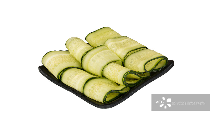一盘排列整齐的黄瓜片，黄瓜片呈黄绿色，放置在黑色方形盘子上，背景为白色图片素材