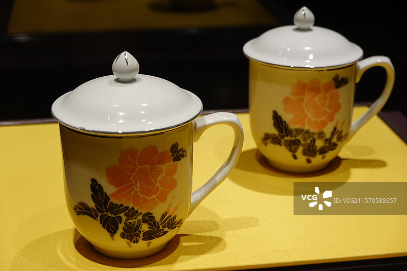 山东淄博，中国陶瓷琉璃馆里展出的中华盖杯图片素材