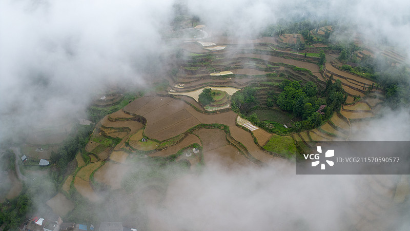 云中的梯田与村庄图片素材