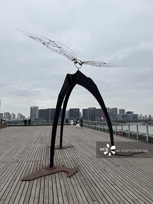 上海当代艺术博物馆楼顶的奇特雕塑图片素材