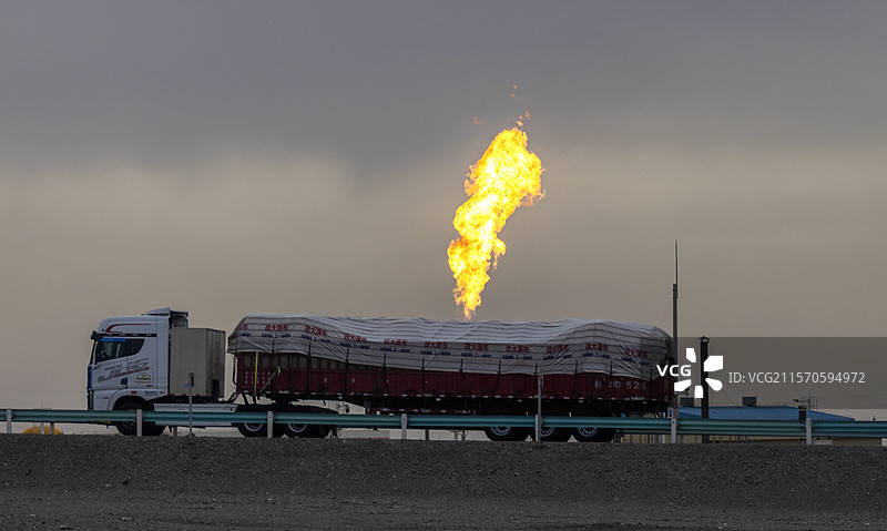 “着火了”（卡车碰上油田燃烧伴生气）图片素材