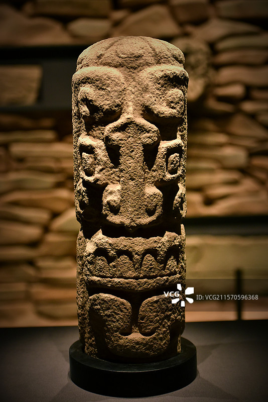 陕西考古博物馆龙山晚期神面立柱石雕图片素材