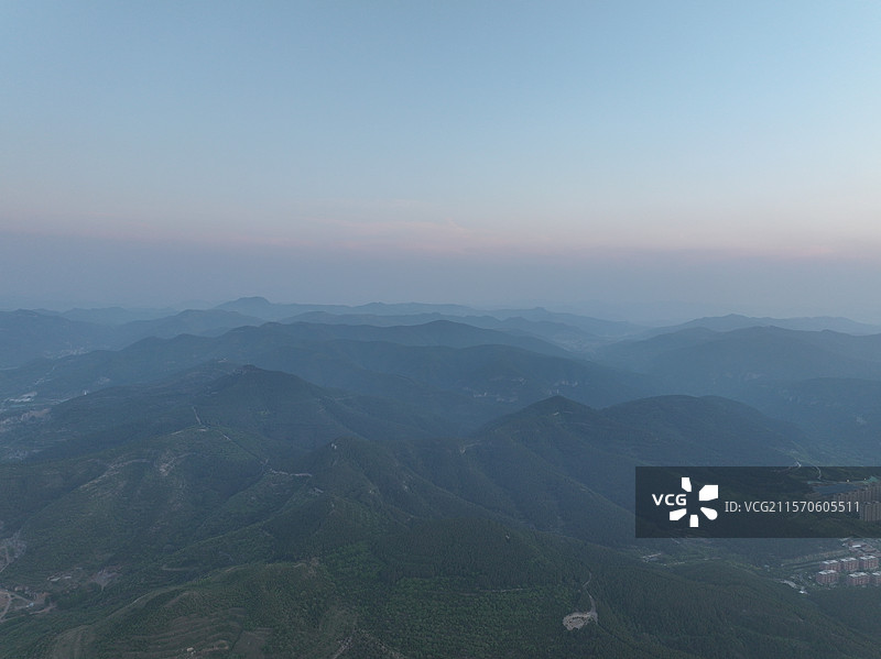 连绵起伏的群山与城市风光图片素材