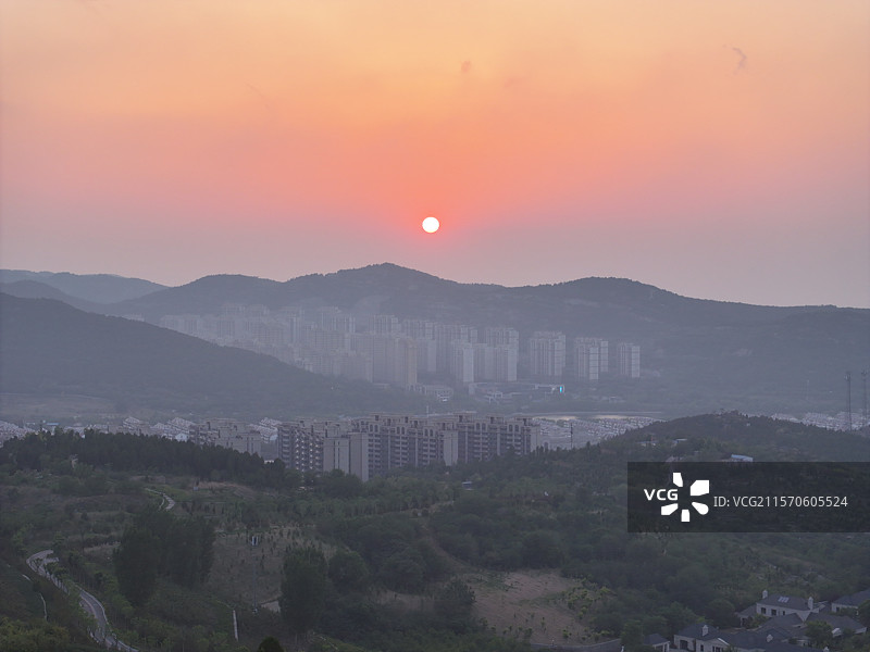 连绵起伏的群山与城市风光图片素材