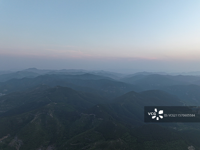 连绵起伏的群山与城市风光图片素材