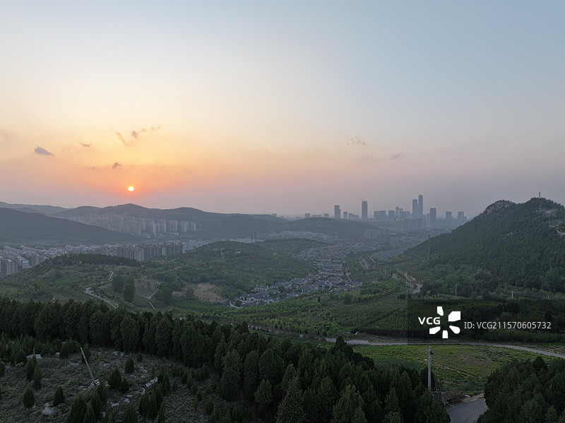 连绵起伏的群山与城市风光图片素材