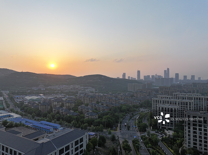 连绵起伏的群山与城市风光图片素材