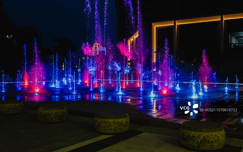 夜晚彩灯照亮的喷泉图片素材