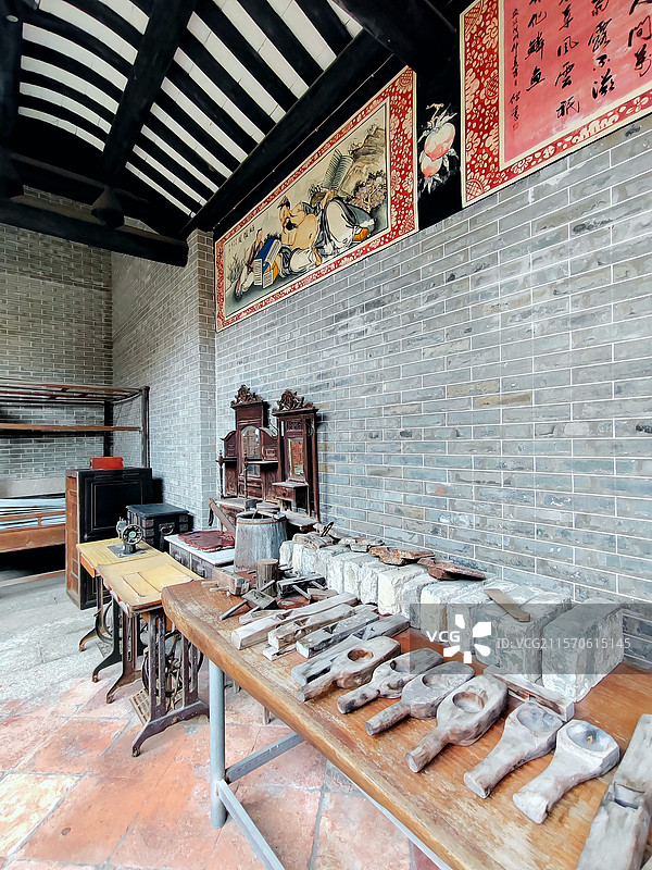 老物件顺德勒流黄连古村潘侯何公祠内的陈列品图片素材