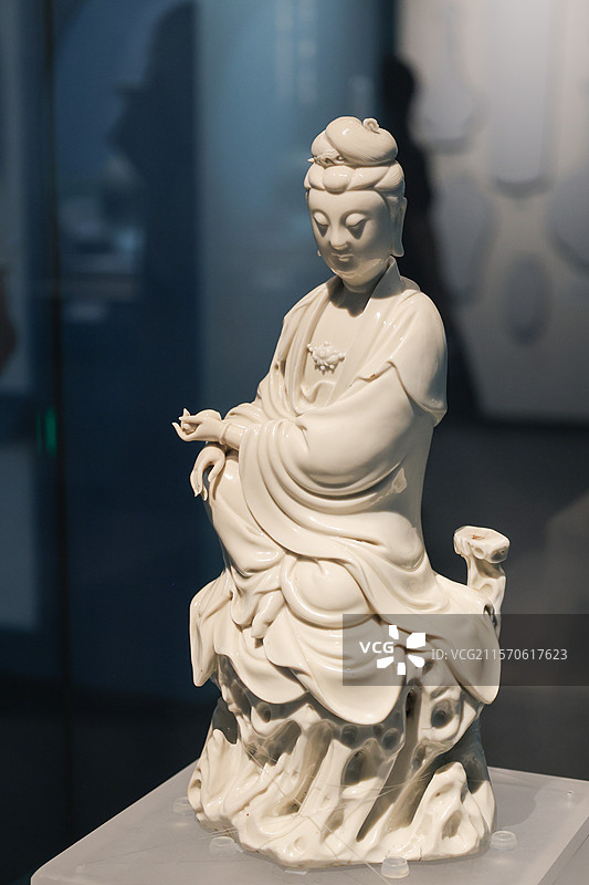 明代德化窑白釉观音坐像广西壮族自治区博物馆釉彩斑斓馆藏瓷器陈列图片素材