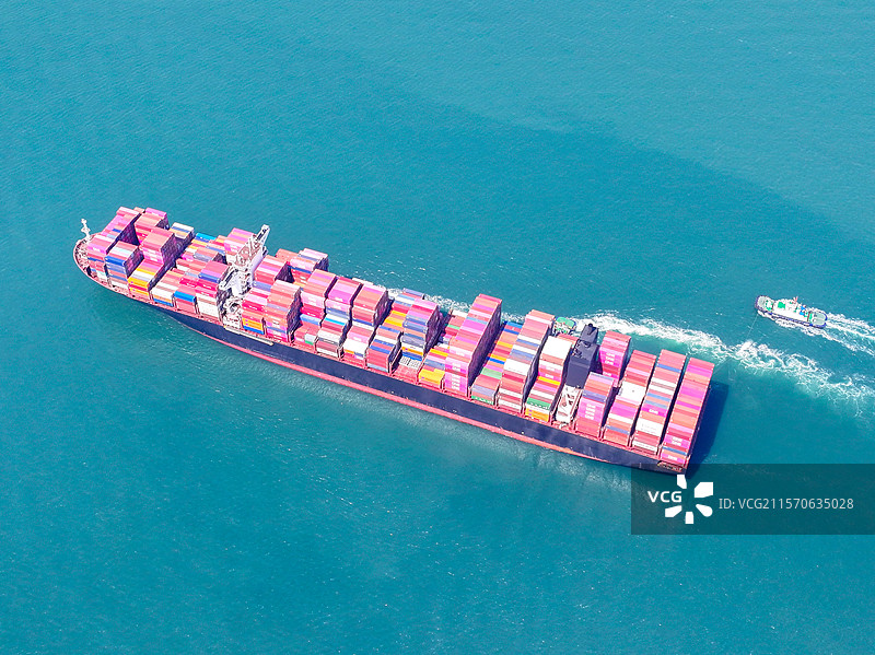 青岛港货船进港图片素材