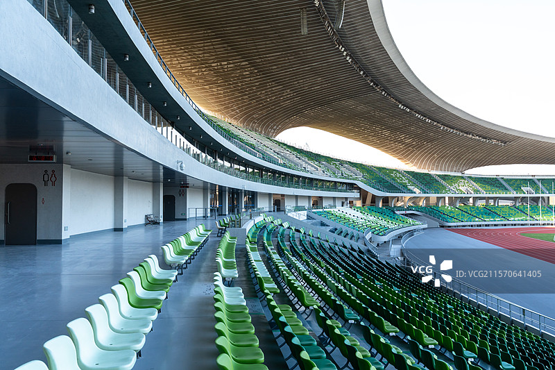 城市体育场内部座椅和跑道图片素材