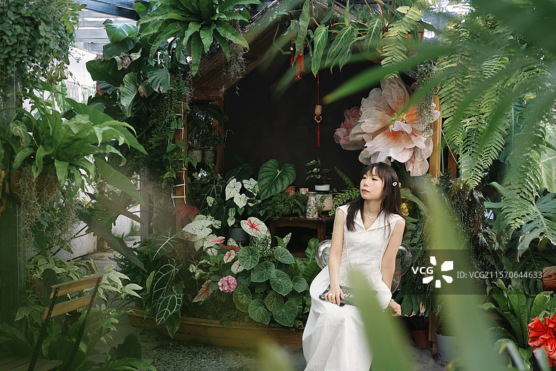 在绿植主题咖啡馆的年轻女性图片素材