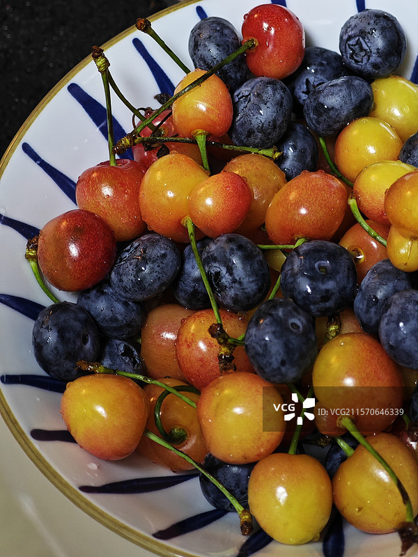 初夏维他命多巴胺水果～蓝莓和樱桃图片素材