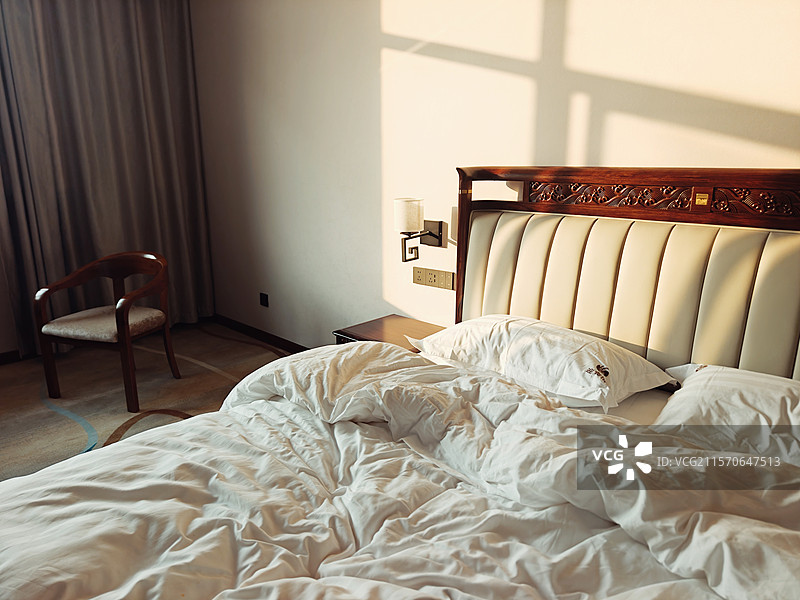 初夏午后夕阳傍晚黄昏慵懒床榻卧室宾馆酒店光影事后舒适惬意图片素材