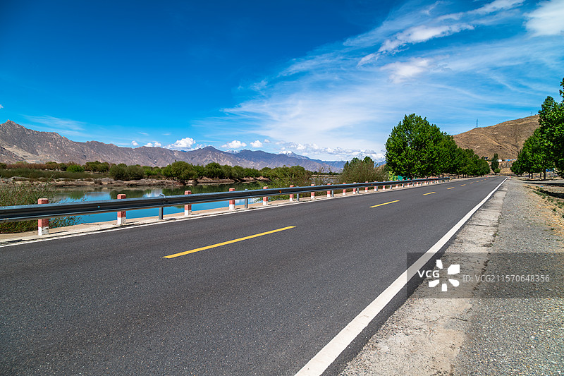 高原旅行-西藏雅鲁藏布江边公路图片素材