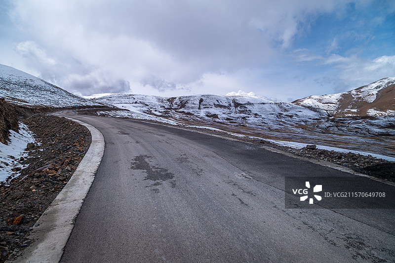 西藏越野雪山公路户外挑战图片素材