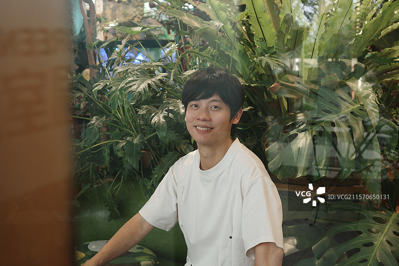 在绿植主题咖啡馆的男性图片素材