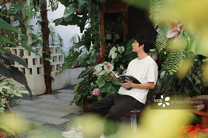 在绿植主题咖啡馆的男性图片素材