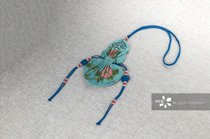 浅蓝缎绣花卉纹葫芦形荷包 清代 孔子博物馆藏图片素材