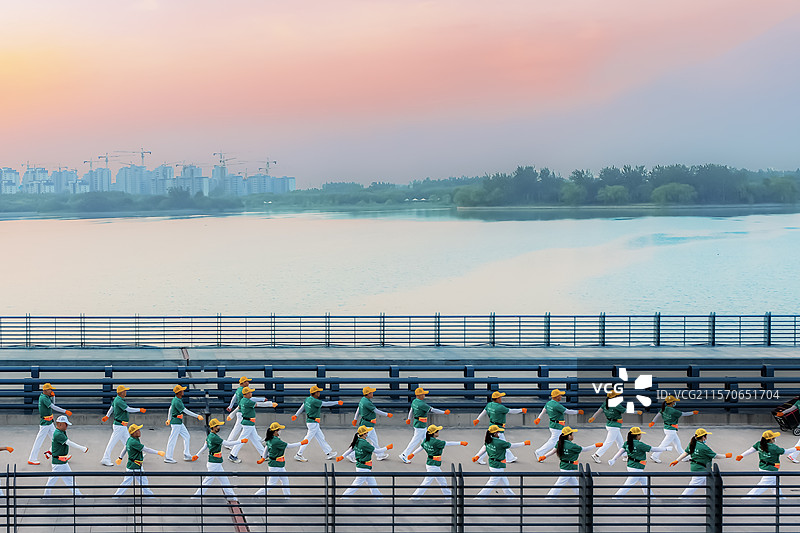 朝晖染梭行图片素材