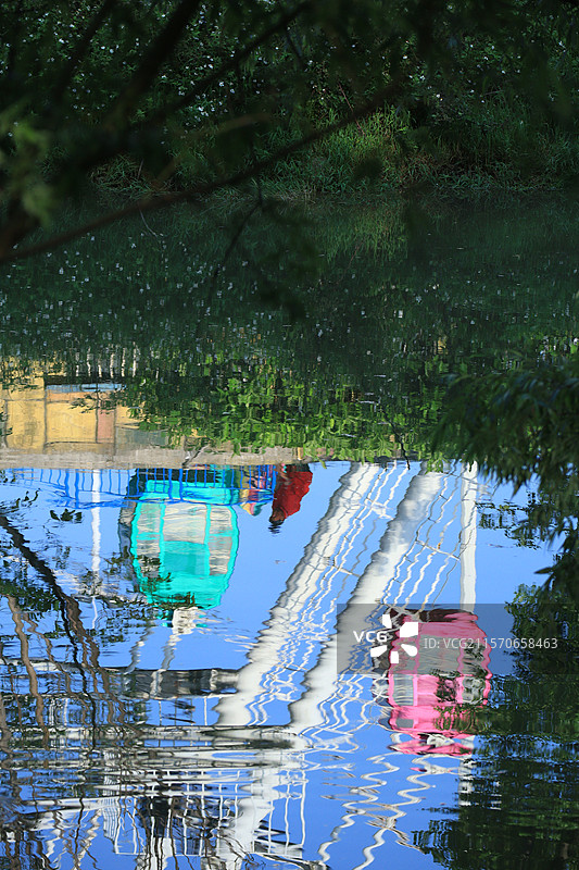 摩天轮水中倒影图片素材