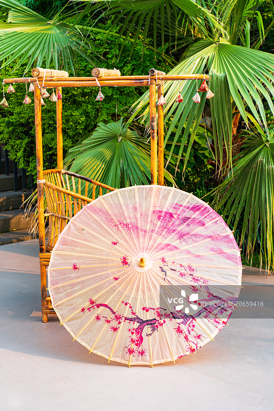 端午节中国风静物：木架上的粽子装饰和彩绘古风伞图片素材