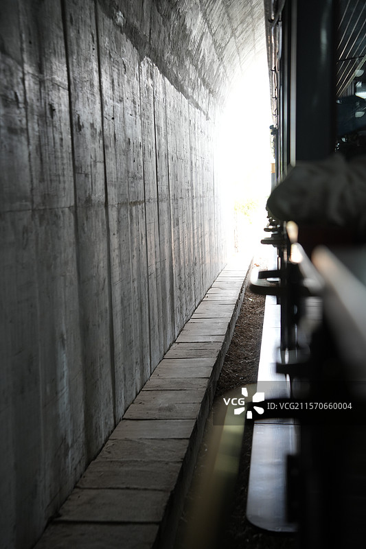 火车驶出隧道图片素材