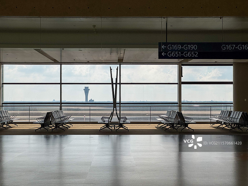 机场航站楼候机大厅窗边座椅图片素材