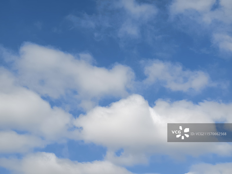雨后晴天，白云朵朵图片素材