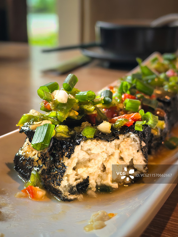 春家的家乡臭豆腐特写，外皮焦脆，里面细嫩鲜香，伴着咸辣酱，口感丰富图片素材