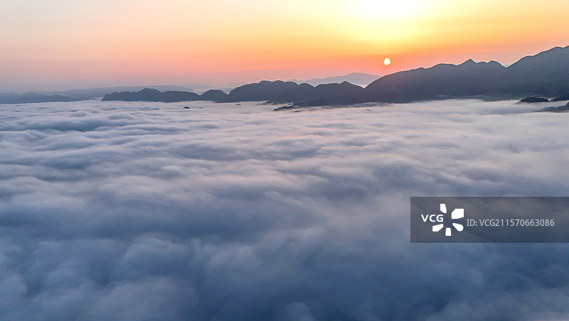重庆酉阳：云雾缭绕的山川日出图片素材