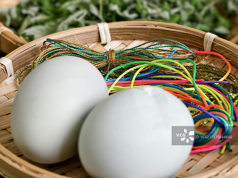 篮子里的端午节五彩绳和咸鸭蛋图片素材