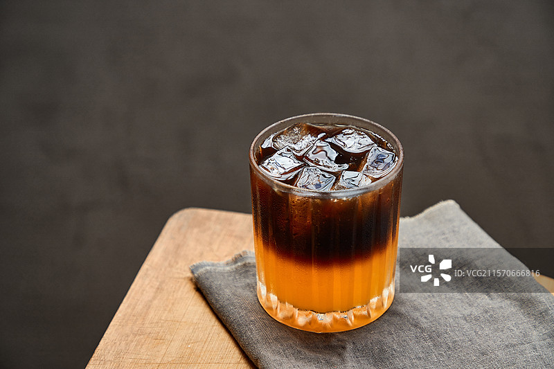 橙汁美式冰咖啡图片素材