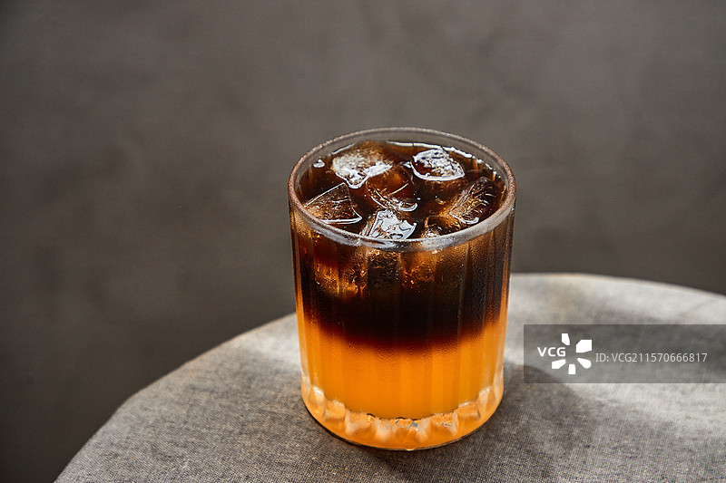 橙汁美式冰咖啡图片素材