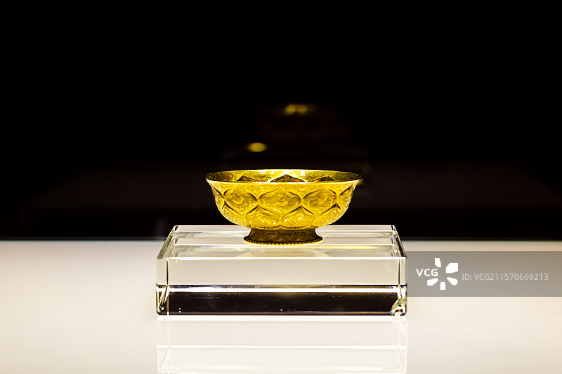 鸳鸯莲瓣纹金碗图片素材