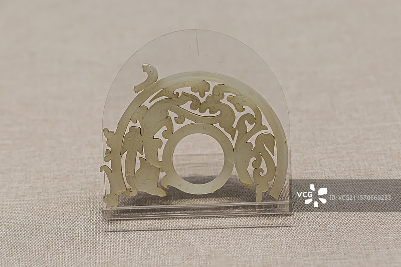 镂雕蟠螭出廊璧图片素材