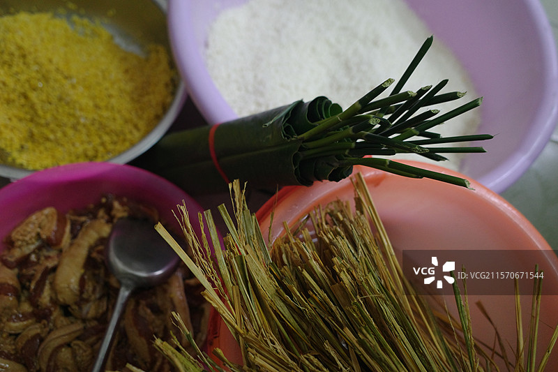 端午节包粽子粽叶图片素材