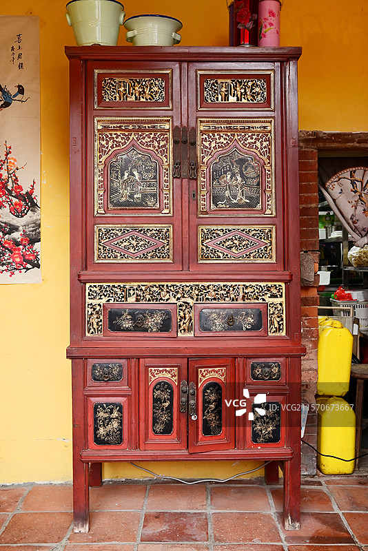 闽南泉州传统古典红漆描金彩绘家具图片素材