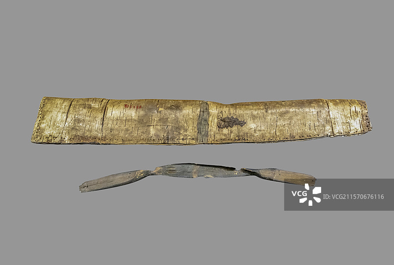 内蒙古博物院“边关岁月”展：木弓、桦树皮箭囊（汉，呼伦贝尔市扎赉诺尔出土，内蒙古博物院藏）图片素材