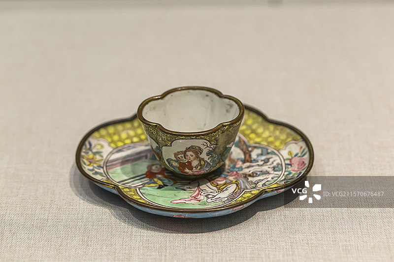 铜胎画珐琅西洋任务纹盘、杯图片素材