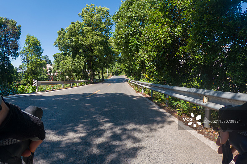 第一人称骑行风光图片素材