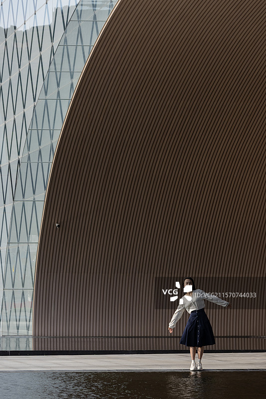 广东珠海横琴艺术文化中心外的年轻女子图片素材
