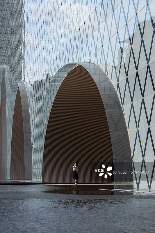 广东珠海横琴艺术文化中心外的年轻女子图片素材