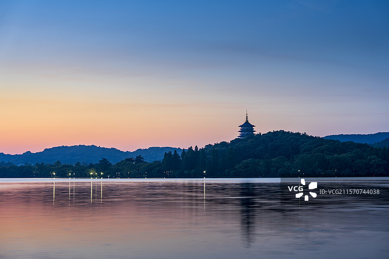 蓝调时刻的杭州西湖雷峰塔倒影在湖中图片素材