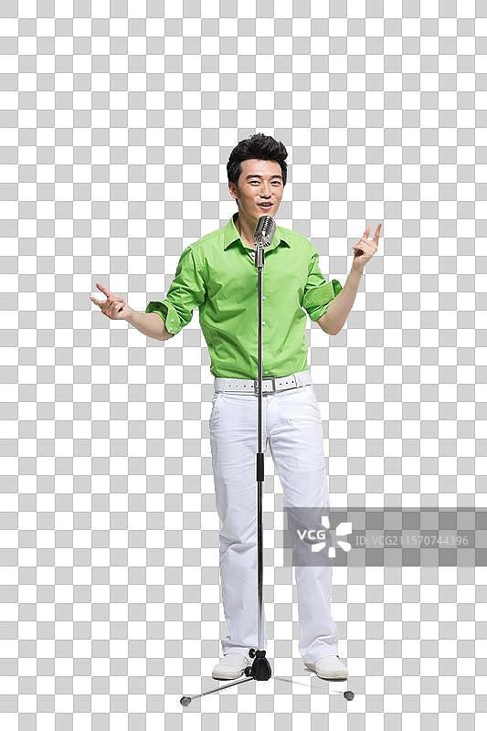 棚拍时尚活力年轻人对着麦克风唱歌图片素材