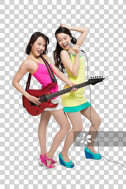 棚拍时尚活力年轻人弹吉他唱歌图片素材