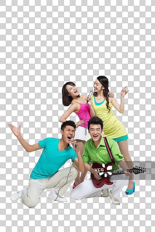 棚拍时尚活力年轻人弹吉他唱歌图片素材