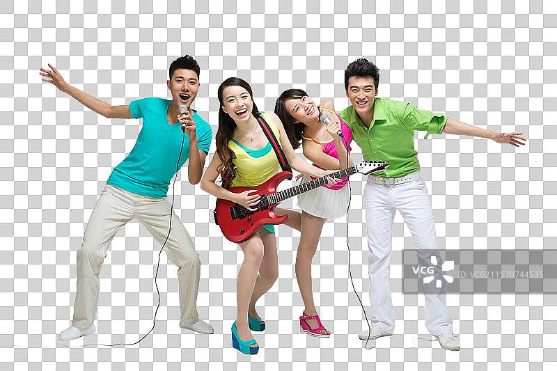 棚拍时尚活力年轻人弹吉他唱歌图片素材