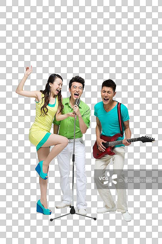 棚拍时尚活力年轻人弹吉他唱歌图片素材